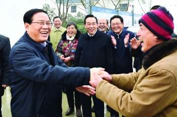 2月3日，春節(jié)后上班第一天，省委書記李強來我市基層走訪調(diào)研，看望鹽城“6.23”特大龍卷風冰雹災(zāi)害受災(zāi)群眾。.jpg
