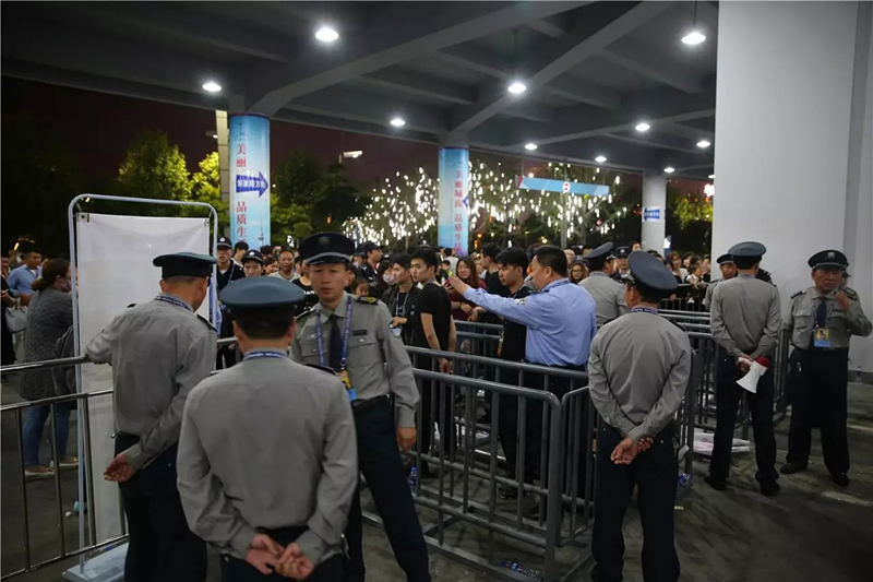 圖為保安隊(duì)員們快速反應(yīng)，處置突發(fā)事件。.png