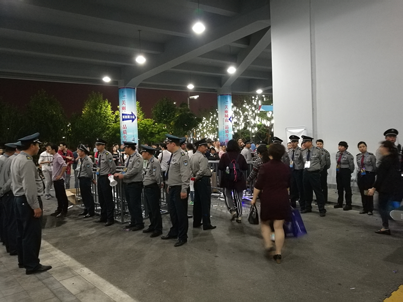 圖為保安隊(duì)員們在疏導(dǎo)觀眾散場。.png